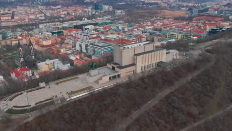 Monumento-Nacional-En-La-Colina-Vítkov-Aérea-En-Praga