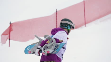 Niña-De-Snowboard-Caminando-Por-La-Pendiente-Con-Su-Tabla-De-Snowboard