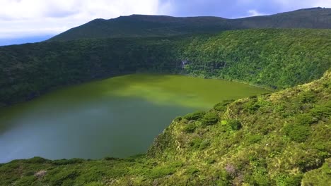 Drohnenaufnahmen-Der-Lagune-„Lagoa-Funda“-Auf-Der-Azoreninsel-Flores