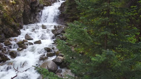 Schwenkaufnahme-Eines-Beeindruckenden-Wasserfalls