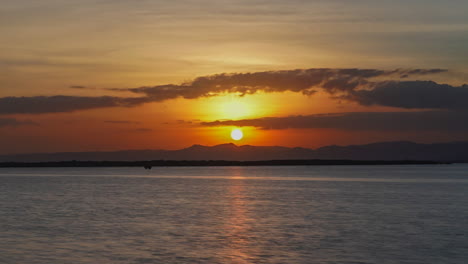 Goldener-Sonnenuntergang-Mit-Reflexionen-Auf-Dem-Ruhigen-Meer-Im-Sommer-In-Cordova,-Cebu,-Philippinen