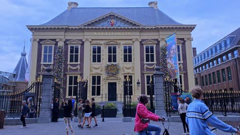 View-of-people-in-front-of-Mauritshuis,-Art-Gallery-Museum-Maurits-House-with-Golden-Age-paintings-in-Dutch-city-Den-Haag,-Holland