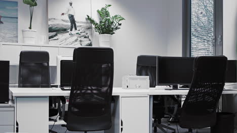 Shot-of-empty-desks-in-an-office-in-the-afternoon