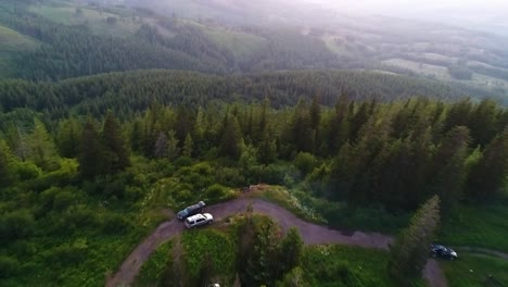 Abflug-über-Einen-Unbebauten-Campingplatz-Mit-Gruppe-Am-Lagerfeuer