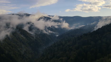 Drohne-4K-Bewegter-Hyperlapse-Von-Nebel,-Der-Sich-Auf-Grünen-Bergen-Bildet,-Die-Durch-Den-Sonnenaufgang-Am-Kalten-Morgen-Beleuchtet-Werden