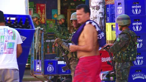 La-Policía-Militar-Patrulla-La-Favela-Para-Combatir-El-Crimen-De-Las-Bandas-De-Narcotraficantes.