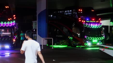 Un-Moderno-Y-Elegante-Autobús-De-Dos-Pisos-Con-Luces-LED-De-Seguridad-De-Color-Violeta-Y-Verde