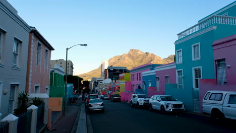 Tilt-up-Revela-La-Calle-En-El-Icónico-Bo-kaap-Bordeada-De-Casas-Pintadas-De-Colores