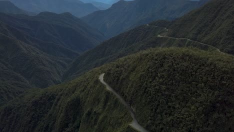 Toma-Aérea-Del-Camino-De-La-Muerte,-Bolivia.