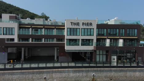 Luftaufnahme-Vom-Pier-Des-Berühmten-Hotels-Auf-Der-Hebe-Haven-Der-Halbinsel-Sail-Kung-In-Hongkong-Mit-Blick-Auf-Die-Bucht-Mit-Hunderten-Von-Booten