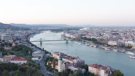 Vista-Aérea-Sobre-Budapest-Hungría-Mirando-Al-Otro-Lado-Del-Río-Danubio