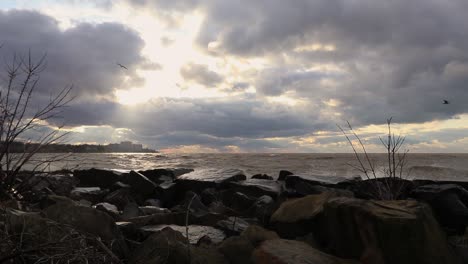 Big-waves-crashing-down-on-the-southern-shore-of-Lake-Erie-in-Cleveland,-Ohio