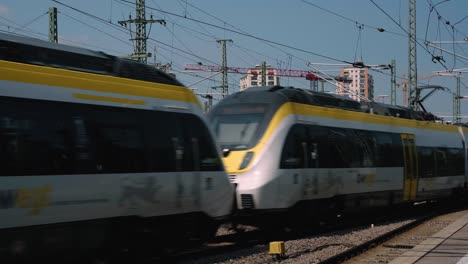 Stuttgart-Belebten-Deutschen-Hauptbahnhof-Bawü-Personenzug-Verlassen-Aus-Nächster-Nähe