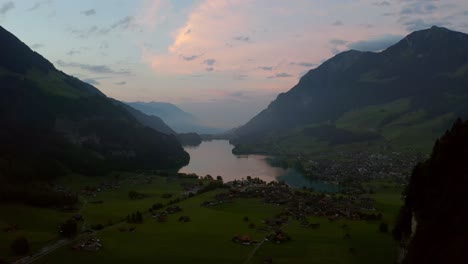 Dies-Ist-Eine-Aufnahme-Eines-Sees-In-Der-Schweiz-Kurz-Nach-Sonnenuntergang