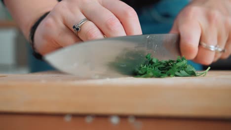 Kräuter-Beim-Kochen-Mit-Einem-Messer-Schneiden