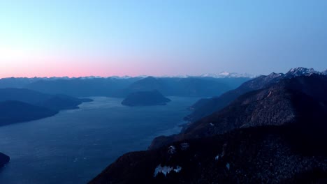 Toma-Panorámica-De-La-Cordillera-Con-Vistas-A-La-Ensenada-Al-Atardecer.