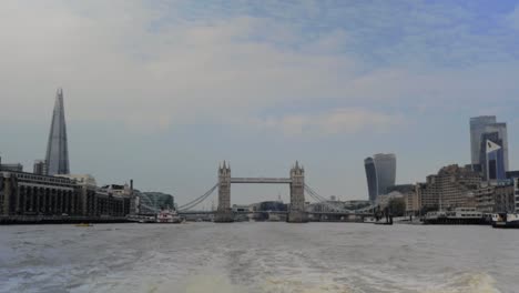 London-Tower-Bridge-Von-Der-Themse-Aus-Gesehen