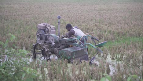 Granjero-Tratando-De-Encender-Su-Máquina-Cosechadora-Para-Poder-Cosechar-Su-Tierra