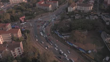 Luftbildvideo-Von-Autos-Im-Verkehr-In-Kilimani,-Nairobi