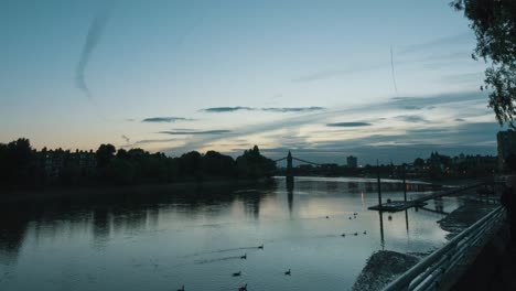 Zeitraffer-Des-Sonnenuntergangs-An-Der-Hammersmith-Bridge,-London