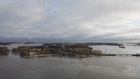 Insel-Und-Industrieschornsteinrauch-Im-Hintergrund