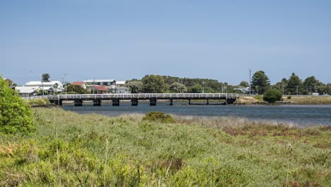 Zeitraffer-Des-Verkehrs-Auf-Einer-Brücke-über-Den-Moyne-River-In-Port-Fairy,-Victoria,-Australien