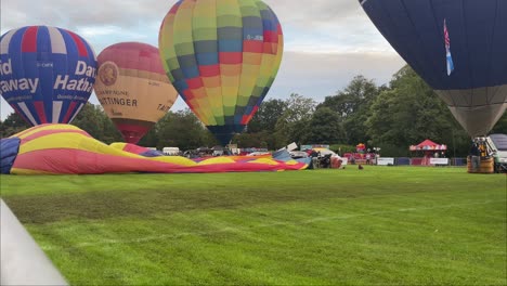 Globo-Aerostático-Comenzando-A-Llenarse-De-Aire-Preparándose-Para-Despegar