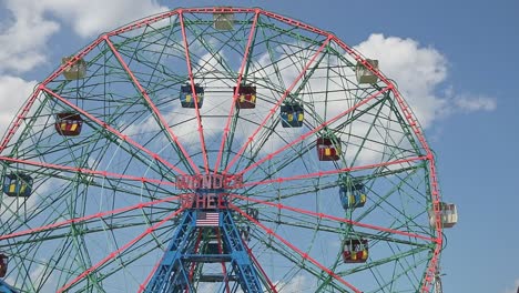 Wonder-Wheel-En-Coney-Island-Nueva-York,-Estados-Unidos,-29-De-Julio-De-2021