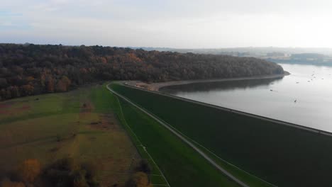 Drohnenflug-über-Den-Kent-Stausee-In-Großbritannien-In-Herbstfarben---Vorwärtsbewegung-4k