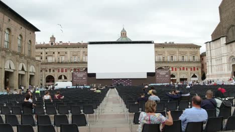 La-Plaza-Maggiore-De-Bolonia-Acoge-Un-Cine-De-Verano-Bajo-Las-Estrellas