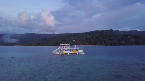 Vista-Aérea-Del-Barco-Con-Tobogán-Acuático-En-Filipinas,-Palawan-Al-Amanecer.