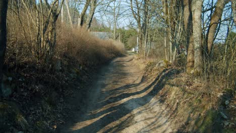 Eine-Abgelegene-Landstraße,-Die-Zu-Einem-Alten-Dorf-In-Der-Natur-Führt