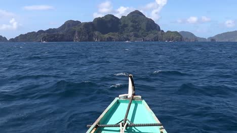 El-Nido,-Palawan,-Philippinen-–-Ein-Boot-Segelt-Auf-Eine-Insel-Zu