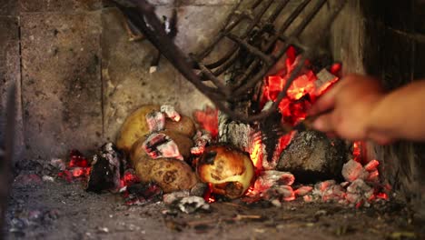 Gemüse-Kocht-über-Dem-Feuer-Neben-Einem-Grill,-Seitenansicht