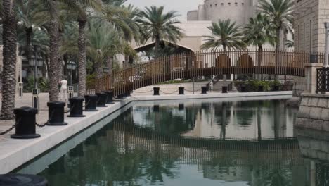 Souk-Madinat-Jumeirah-local-market-Dubai-Gulf,-panning-shot