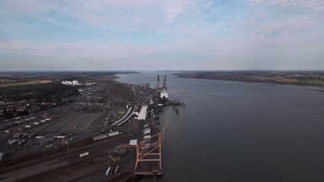 Drohne-Fliegt-über-Dem-Internationalen-Hafen-Von-Harwich-Und-Dem-Angedockten-Schiff-Stena-Hollandica