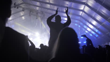 Hombre-Bailando-Sobre-Hombros-Durante-Un-Festival-De-Música