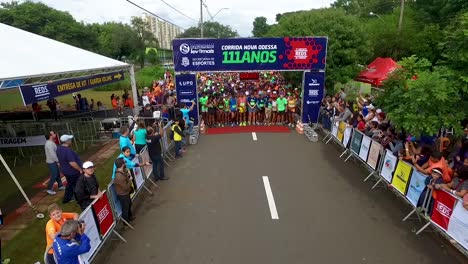 Inicio-De-Un-Maratón-Con-Atletas-Tratando-De-Ganar.