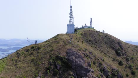 Luftaufnahme-Von-Massiven-Antennentürmen-Auf-Den-Lion-Rock-Mountains,-Hong-Kong