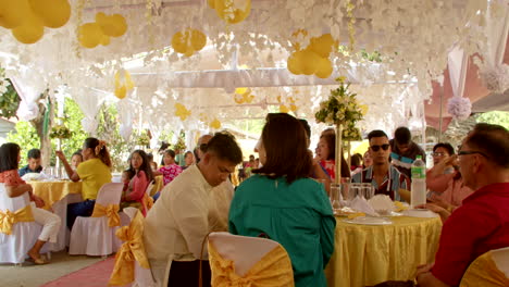 Los-Invitados-Esperan-Comida-En-Una-Tradicional-Ceremonia-De-Boda-Filipina-Al-Aire-Libre.