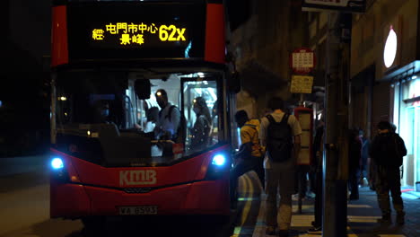 Los-Autobuses-Por-La-Noche-Paran-Para-Que-Los-Pasajeros-Suban,-Hong-Kong