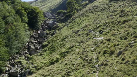 Gesehen-Von-Einer-Drohne-Von-Zwei-Menschen,-Die-Einen-Berg-Besteigen