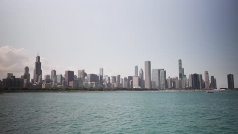 Vollständiger-Blick-Auf-Chicago-Und-Den-Lake-Michigan-An-Einem-Sonnigen-Sommertag