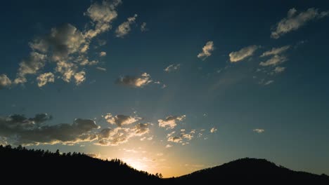 Toma-Aérea-De-Paralaje-De-Una-Puesta-De-Sol-En-Las-Colinas-Negras