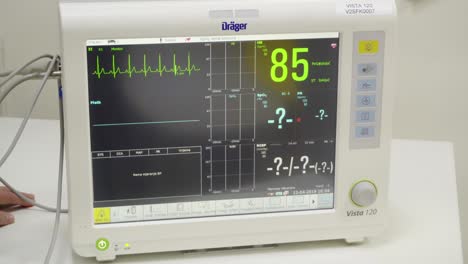 Ein-Mitarbeiter-Des-Gesundheitswesens-Oder-Arzt,-Der-Den-Drager-Vista-120-überwacht,-Illustrativer-Leitartikel