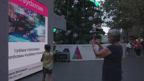 Schwenk-Nach-Unten-Auf-Einen-Großen-Beleuchteten-Weihnachtsbaum-Im-Stadtzentrum-Von-Sydney-Am-Martin-Place