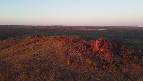 Wunderschöne-Luftaufnahme-Eines-Auf-Einem-Felsvorsprung-Im-Australischen-Outback-Geparkten-Allradfahrzeugs