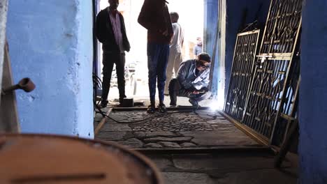 Welder-at-work-with-blowtorch-in-Sakhi-Saheli-village,-Rajasthan