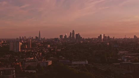 Drone-Al-Atardecer-De-Londres-Volando-Hacia-El-Fragmento-De-La-Ciudad-De-Cerca