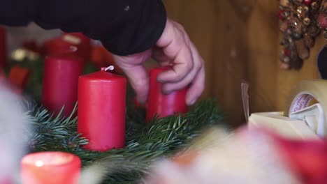 Adventskranz-Bauen-Auf-Einem-Weihnachtsmarkt-Ort:-Bozen,-Südtirol,-Italien